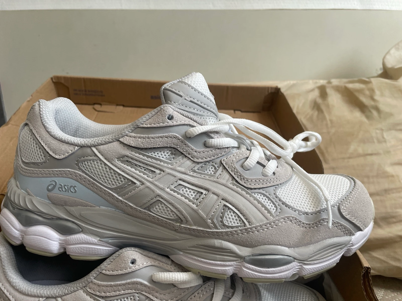 ASICS GEL-NYC Gris / Blanc – Taille 42 – Neuves avec boîte